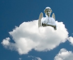 aperçu d'un ange qui sort d'un nuage présent dans le ciel